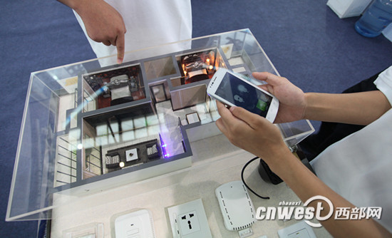 bw必威西汉姆联官方网站学生展示用手机控制“智能家居”模型。